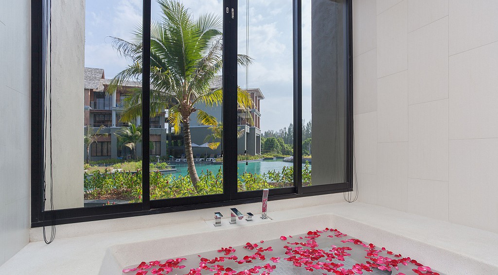 Deluxe Suite Pool Access - Jacuzzi