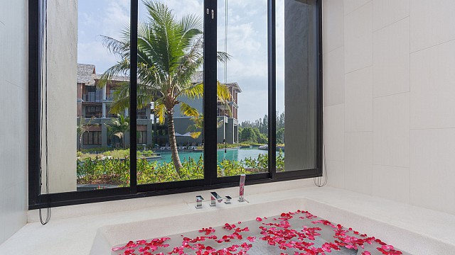 Deluxe Suite Pool Access - Jacuzzi